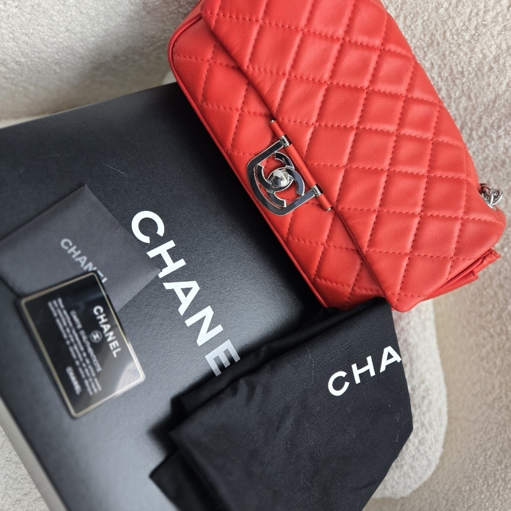 CHANEL Coral Quilted Lambskin Flap Shoulder Bag Medium - Picture 3 of 17